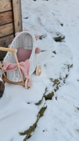wózek wiklinowy dla lalek biało-różowy z pościelą