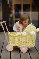 wózek wiklinowy dla lalek miętowy z pościelą