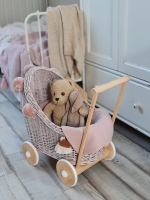 wózek wiklinowy dla lalek różowy z pościelą