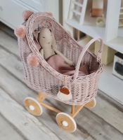 wózek wiklinowy dla lalek wysoki różowy z pościelą