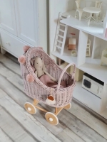 wózek wiklinowy dla lalek wysoki różowy z pościelą