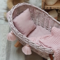 kołyska wiklinowa dla lalek różowa z pościelą